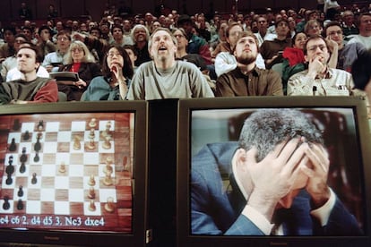 Entusiastas del ajedrez siguen sorprendidos la partida entre la máquina Deep Blue de IBM y el campeón del mundo, Gary Kasparov, que aparece en el monitor desesperado.