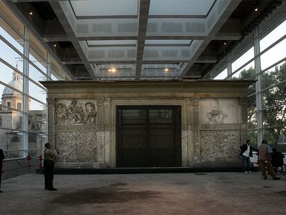 Vista del Ara Pacis de Roma con la cubierta ideada por el arquitecto estadounidense Richard Meier.