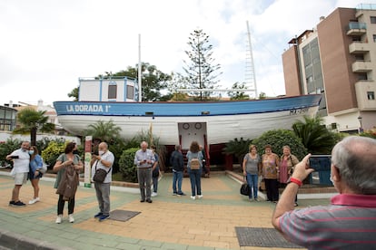 Varias personas visitan la reproducción de la barca de Chanquete en la localidad de Nerja (Málaga).