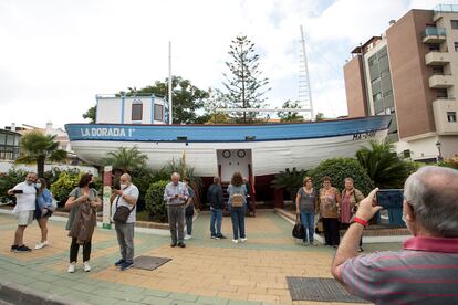 Varias personas visitan la reproducción de la barca de Chanquete en la localidad de Nerja (Málaga).