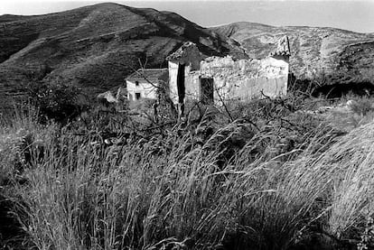7 de noviembre de 1996. Imagen de la casa donde presuntamente fueron violadas y asesinadas las niñas de Alcàsser, Miriam Toñi y Desiré. El 27 de enero de 1993, setenta y cinco días después de su desaparición, dos apicultores encontraron los cadáveres semienterrados en una fosa de un paraje conocido como La Romana, próximo al pantano de Tous.