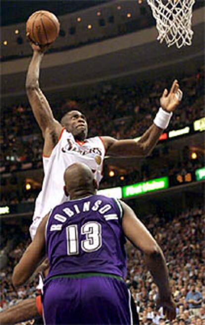 Mutombo y Robinson, en un momento del partido celebrado ayer en Filadelfia.