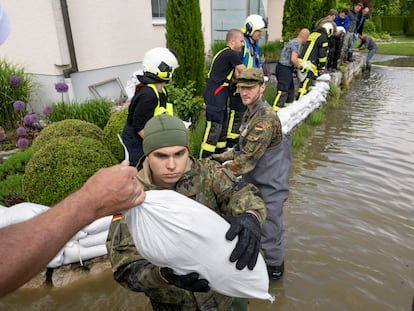 Soldados del ejército alemán y personal de emergencias construyen una barrera con sacos de arena en Gundelfingen, Baviera, el 2 de junio.