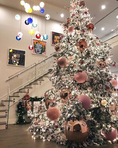 Hace unos días Kylie Jenner presumió a través de sus Stories de Instagram de cómo iba la decoración de su árbol de Navidad. Ahora la estrella de la televisión ha compartido el resultado final. La decoración de su enorme árbol corrió a cargo del director artístico Jeff Haynes-Leatham.