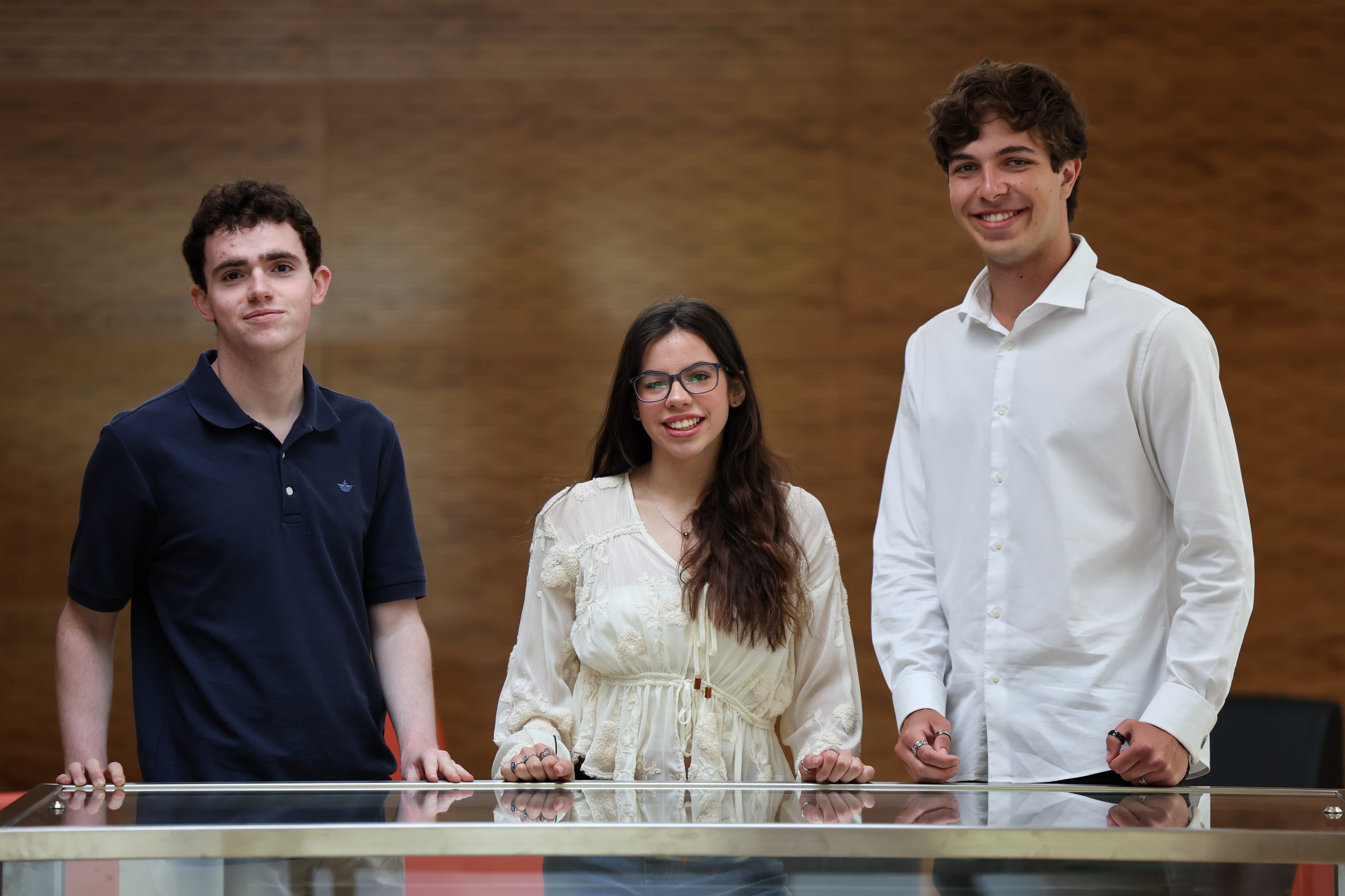 Los estudiantes Iván López Navarro, Sofía Paz Chacón y Justo Juan Salcedo Otero, en el Instituto de Ciencias Matemáticas, en Madrid, a 21 de abril de 2026.