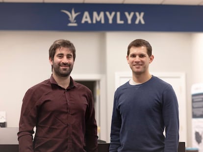 Los cofundadores de Amylyx, Joshua Cohen (a la izquierda) y Justin Klee, en la sede de la compañía en Cambridge (Massachusetts), en una imagen de 2018.