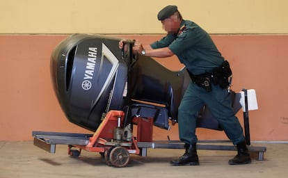 El motor de una narcolancha localizada por la Guardia Civil en una nave de Pilas (Sevilla), en 2019.