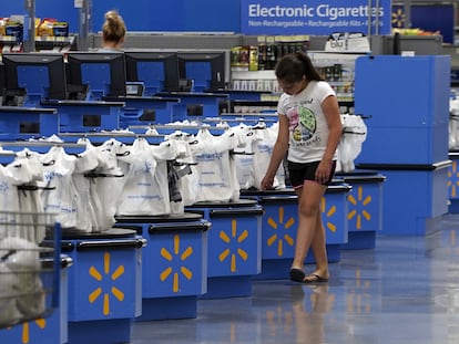 Una mujer en el Wal-Mart Supercenter de Springdale (Arkansas), en una imagen de archivo.