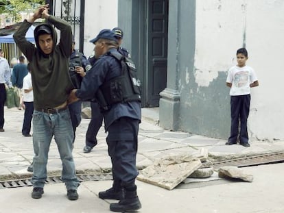 Agentes de la polic&iacute;a hondure&ntilde;a detienen a un hombre en Tegucigalpa.