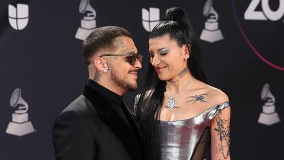 Christian Nodal y Cazzu asisten a la alfombra roja de los premios Latin Grammy en Las Vegas, Nevada (EE UU), en noviembre de 2022.
