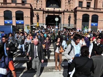 Decenas de personas salen hoy, jueves 17 de mayo de 2012, de la estación de Constitución en Buenos Aires (Argentina).
