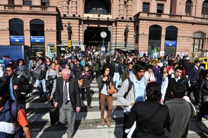 Decenas de personas salen hoy, jueves 17 de mayo de 2012, de la estación de Constitución en Buenos Aires (Argentina).