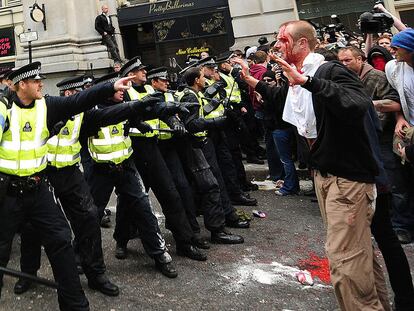 Enfrentamientos en 2009 entre manifestantes antiglobalización y policía delante del Banco de Inglaterra, en la City londinense.