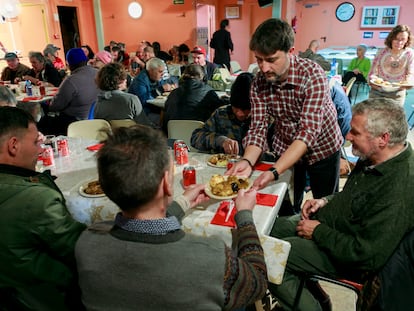 Una cena organizada por la Fundación Arrels con personas sin hogar, en diciembre de 2022.