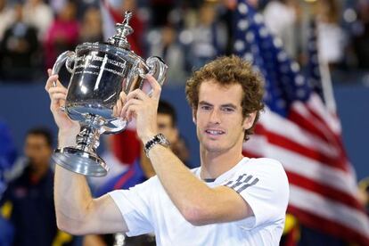 Andy Murray levanta el trofeo de campe&oacute;n del Abierto de Ee UU.