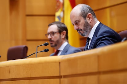 El presidente del Senado Pedro Rollán (a la derecha) preside el pleno en la Cámara alta, este miércoles.