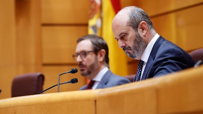 El presidente del Senado Pedro Rollán (a la derecha) preside el pleno en la Cámara alta, este miércoles.