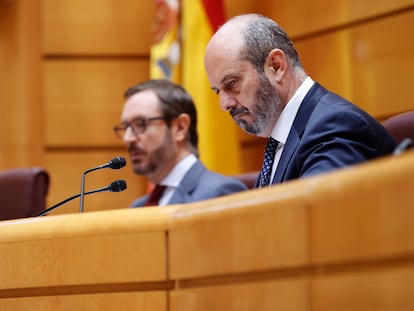 El presidente del Senado Pedro Rollán (a la derecha) preside el pleno en la Cámara alta, este miércoles.