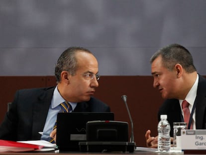 El expresidente Felipe Calderón conversa con Genaro García Luna, durante una conferencia en Ciudad de México, el 27 de agosto de 2010.