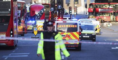 La policía y los servicios de emergencia en el Puente de Londres.