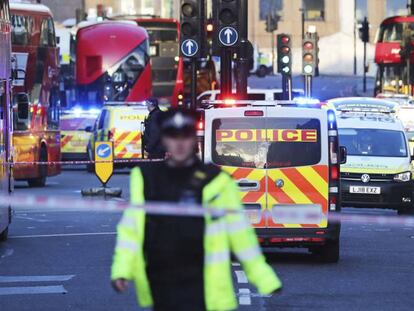 La policía y los servicios de emergencia en el Puente de Londres.