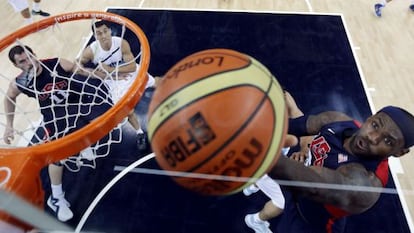 LeBron James anota ante la presencia de Prigioni.
