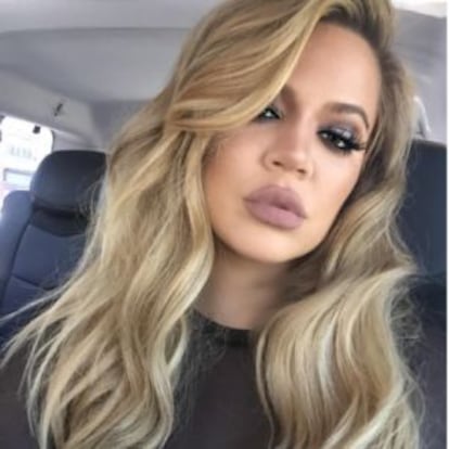 Khloé Kardashian, parece que esta vez vestida. 