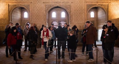 Visitantes en el Sal&oacute;n de Embajadores de La Alhambra.