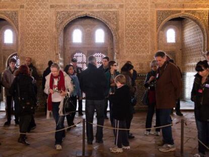 Visitantes en el Sal&oacute;n de Embajadores de La Alhambra.