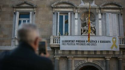 El palacio de la Generalitat, este miércoles, con una pancarta pidiendo la libertad de los políticos presos catalanes y un lazo amarillo.