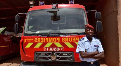 Mamadou Karambiri, operado del corazón en 2010, ante uno de los camiones del cuartel general de los bomberos de Uagadugú.