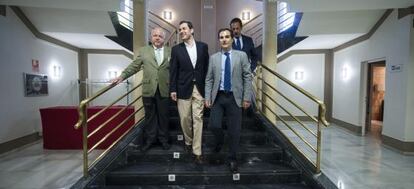 El presidente del PP de Andaluc&iacute;a, Juan Manuel Moreno, en el centro, con y el presidente de los populares de C&oacute;rdoba y alcalde de la capital, Jos&eacute; Antonio Nieto, este jueves. 