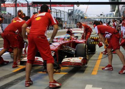 Alonso, en una parada en boxes, durante el Gran Premio de Singapur.