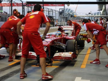 Alonso, en una parada en boxes, durante el Gran Premio de Singapur. 