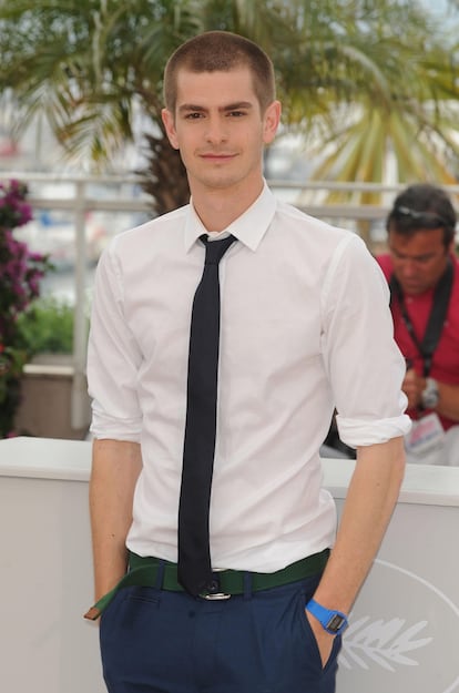 Andrew Garfield con el pelo rapado en el Festival de Cannes de 2009.