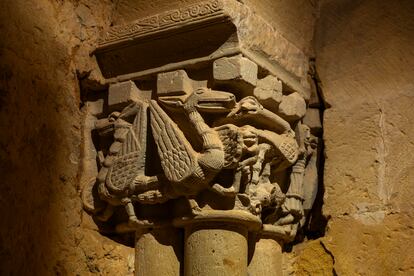 Figuras que rematan las columnas del monasterio.