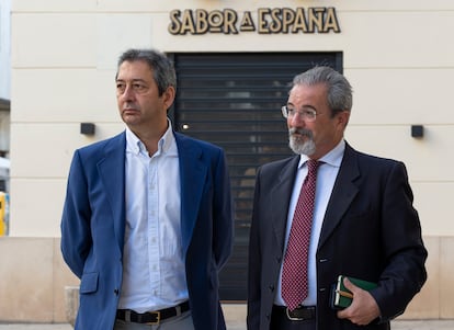 Vicente Barrera (izquierda) y Carlos Flores, antes de una  reunión de negociación entre PP y Vox, el 13 de junio.