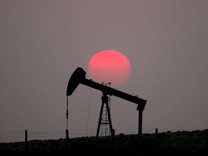 El sol se pone tras una bomba de extracción de petroleo en Saint-Fiacre, cerca de París, Francia.