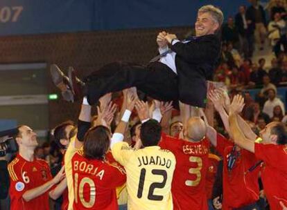 Los jugadores españoles mantean a José Venancio, el seleccionador, para celebrar el título.