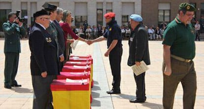 Llanos de Luna saluda a uno de los 12 excombatientes de la Divisón Azul en Barcelona.