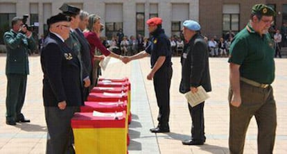 Llanos de Luna saluda a uno de los 12 excombatientes de la Divis&oacute;n Azul en Barcelona.