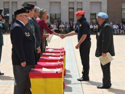 Llanos de Luna saluda a uno de los 12 excombatientes de la Divis&oacute;n Azul en Barcelona.