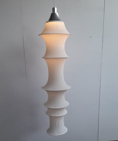 Lámpara de techo, y media, ideada por Munari para la empresa Danese en los años 70.