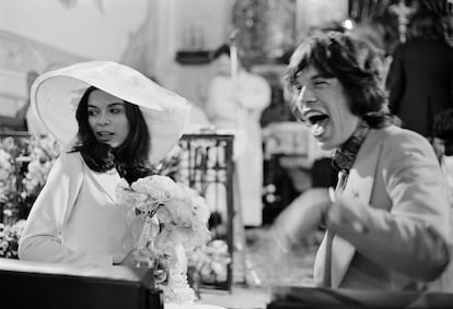 Mick Jagger y Bianca Jagger durante su boda en la capilla de St. Anne, en St Tropez, en 1971. Él sorprendió al calzar zapatillas deportivas.