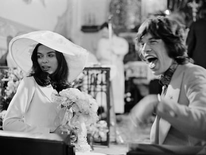 Mick Jagger y Bianca Jagger durante su boda en la capilla de St. Anne, en St Tropez, en 1971. Él sorprendió al calzar zapatillas deportivas.