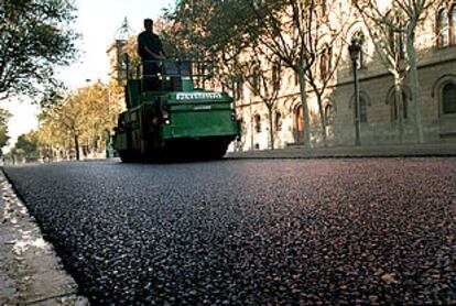 Obras de pavimentación de la Gran Via de Barcelona a su paso por la zona de la plaza de la Universitat.