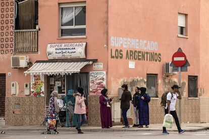 Un grupo de inmigrantes en la carretera de La Mojonera, en las Norias, una localidad de la provincia de Almería, perteneciente al municipio de El Ejido.