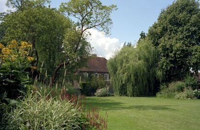 La Farley Farm House y su jardín, en Chiddingly, a unos 85 kilómetros al sur de Londres.