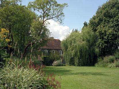 La Farley Farm House y su jard&iacute;n, en Chiddingly, a unos 85 kil&oacute;metros al sur de Londres. 