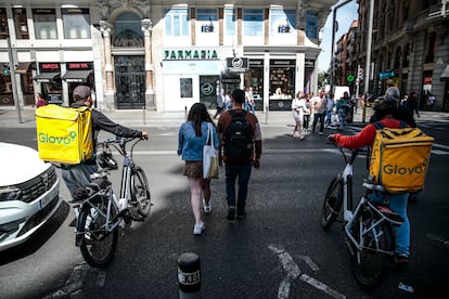 Repartidores de Glovo en la Gran Vía de Madrid, este martes. 